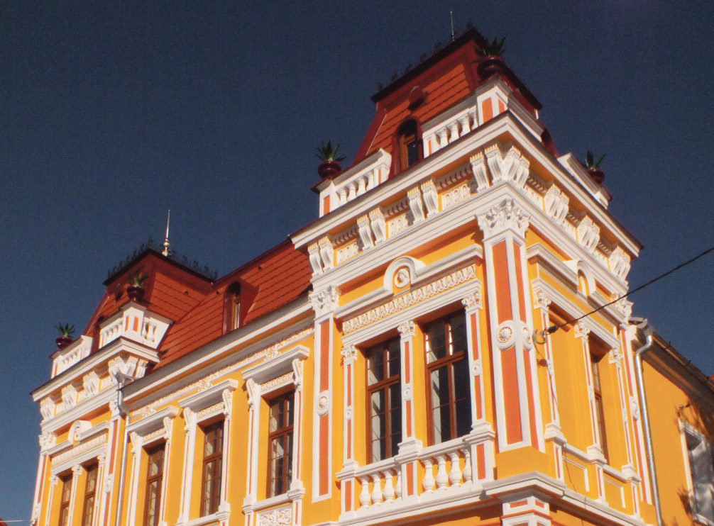 Fațada restaurată a grădiniței de pe strada Dealului din Sibiu, cu ornamente albe pe fond ocru