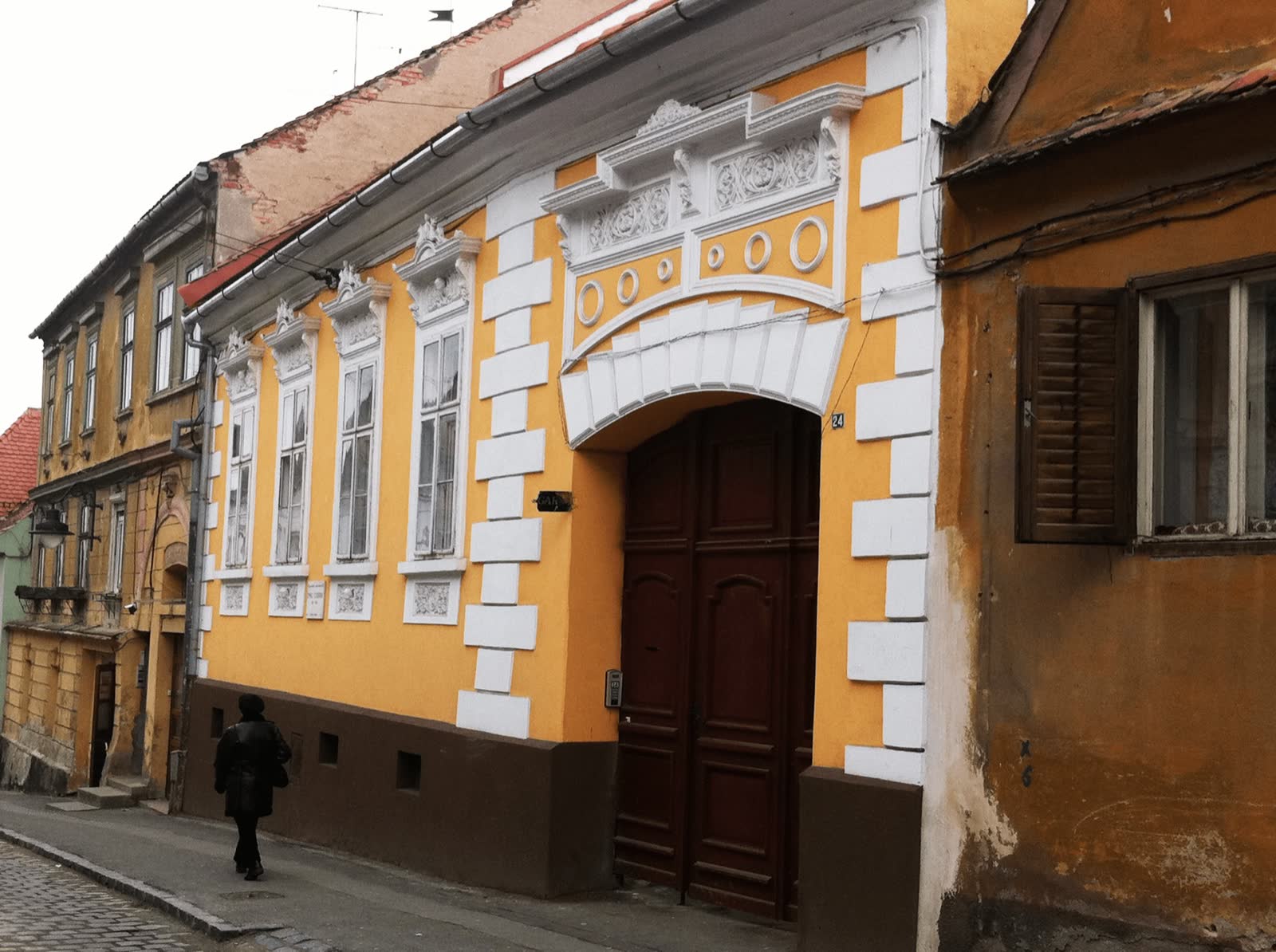 Fațadă restaurată pe strada Emil Cioran