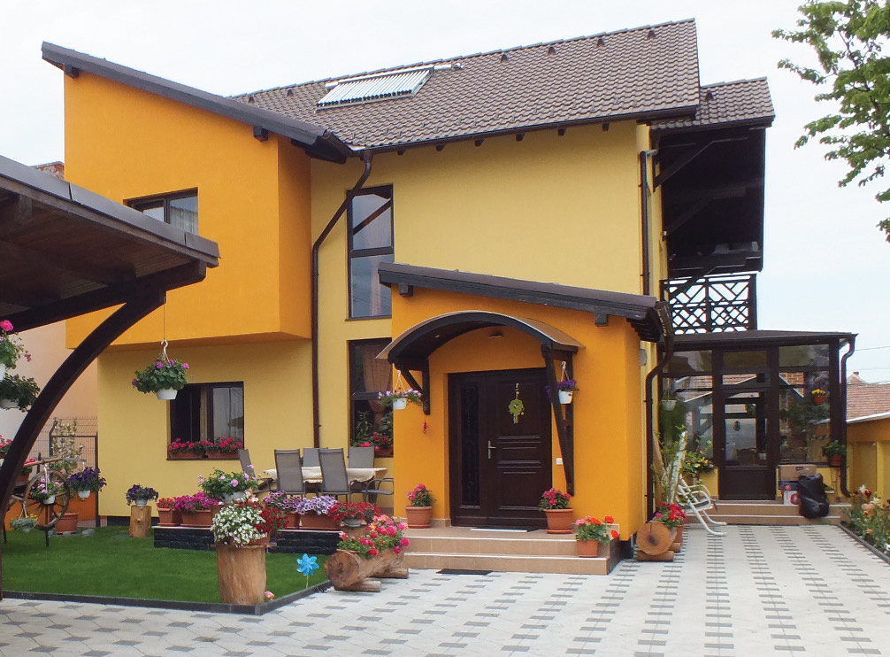 Casă nouă cu fațadă galbenă construită de Gyps Construct